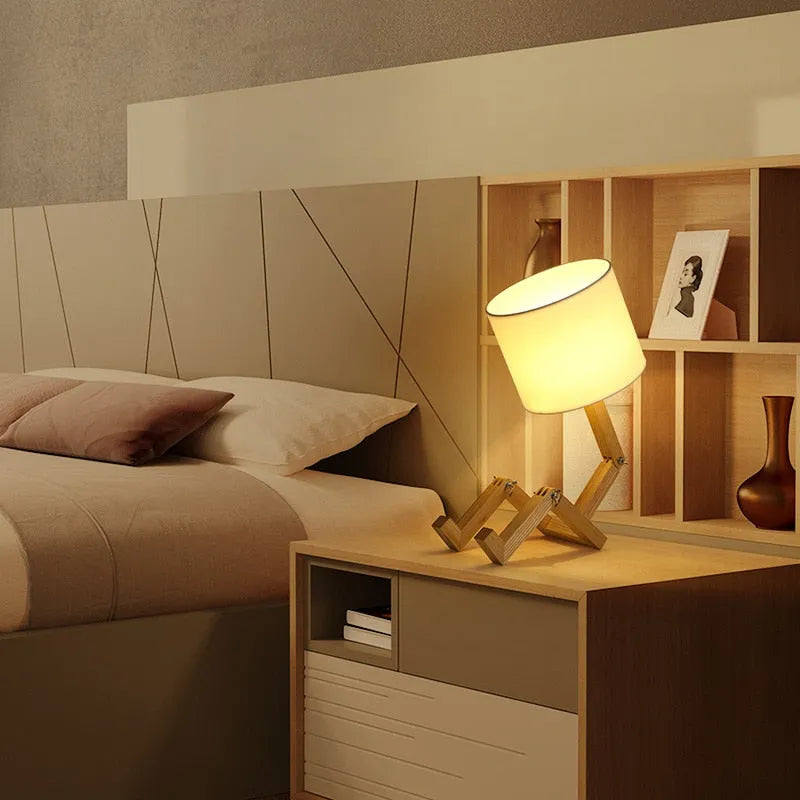 Abajur de Mesa Robô em Madeira com Design Único e Adaptável - Decora Byte