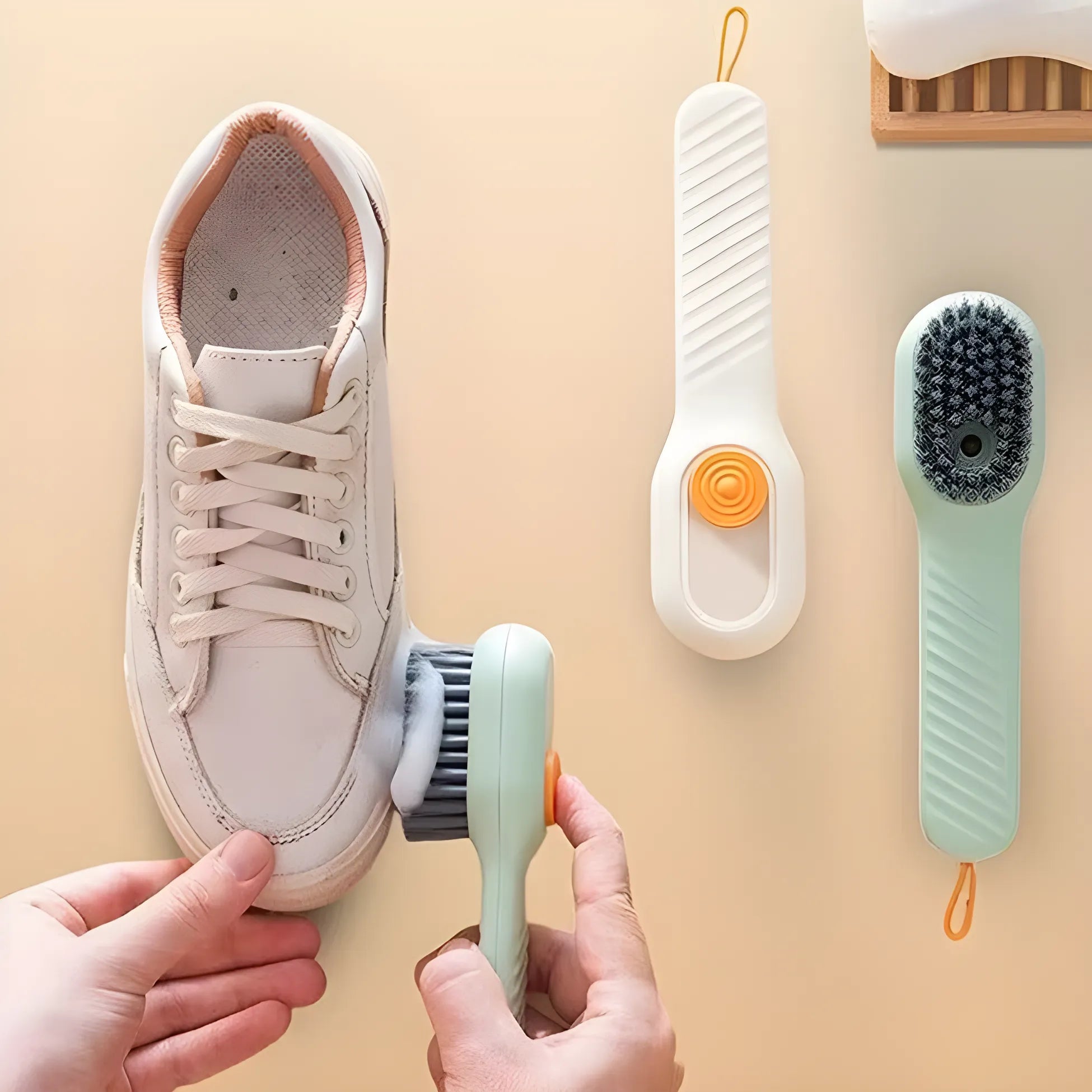 Escova com Dispenser de Sabão para Tênis e Sapatos - Limpeza Prática e Eficiente - Decora Byte